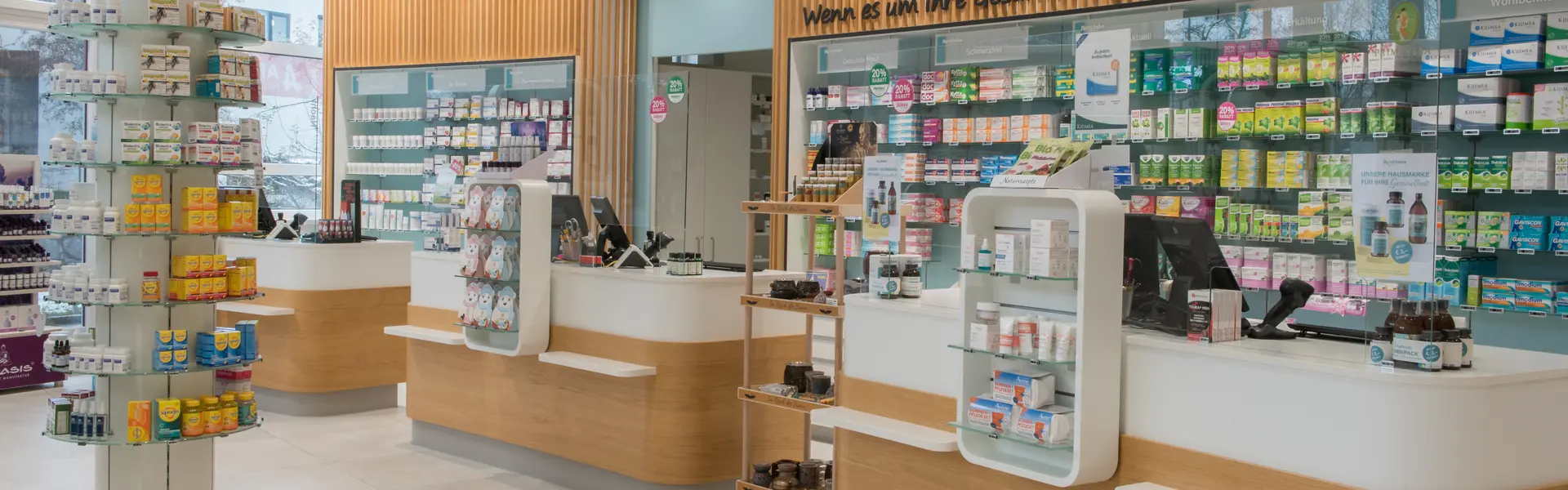 Innenansicht der Apotheke Kirchbichl mit Fokus auf die Beratungstheke