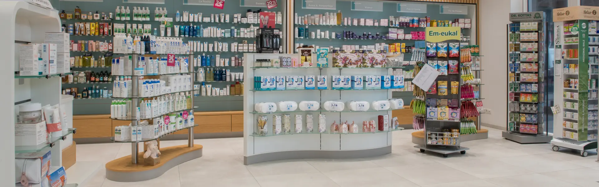 Hell gestalteter Kundenbereich der Apotheke Kirchbichl