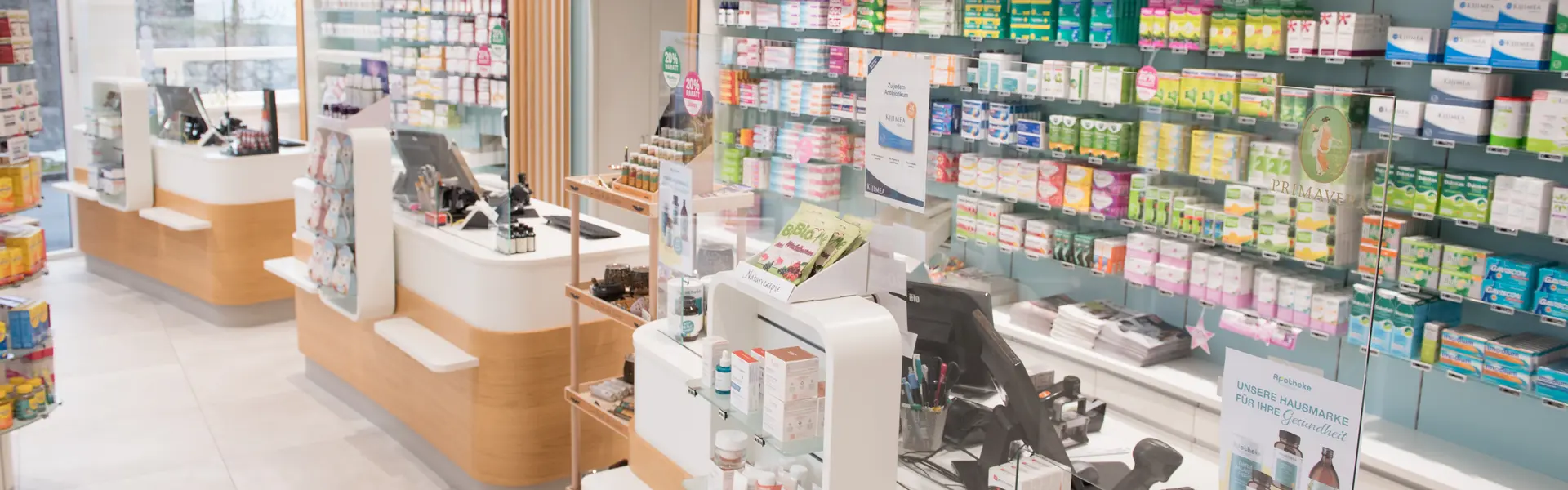 Einladender Eingangsbereich und Innenraum der Apotheke