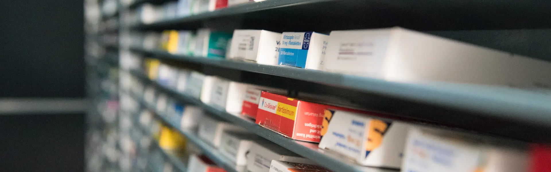 Regale mit Gesundheitsprodukten in der Apotheke Kirchbichl